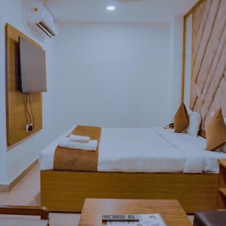 Hotel Lake View Chandigarh Ngoại thất bức ảnh
