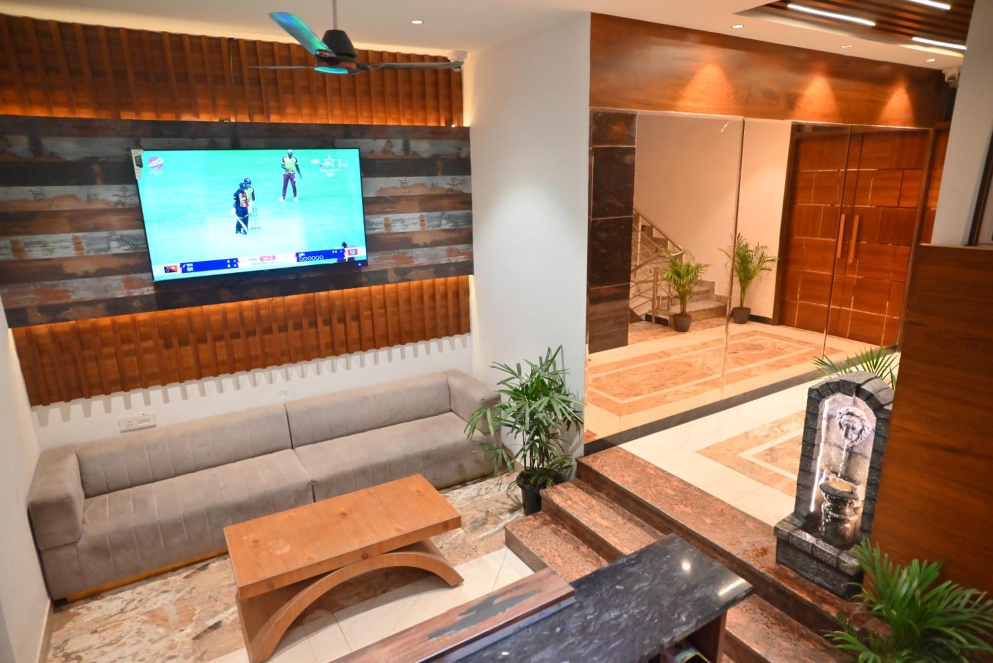 Hotel Lake View Chandigarh Ngoại thất bức ảnh