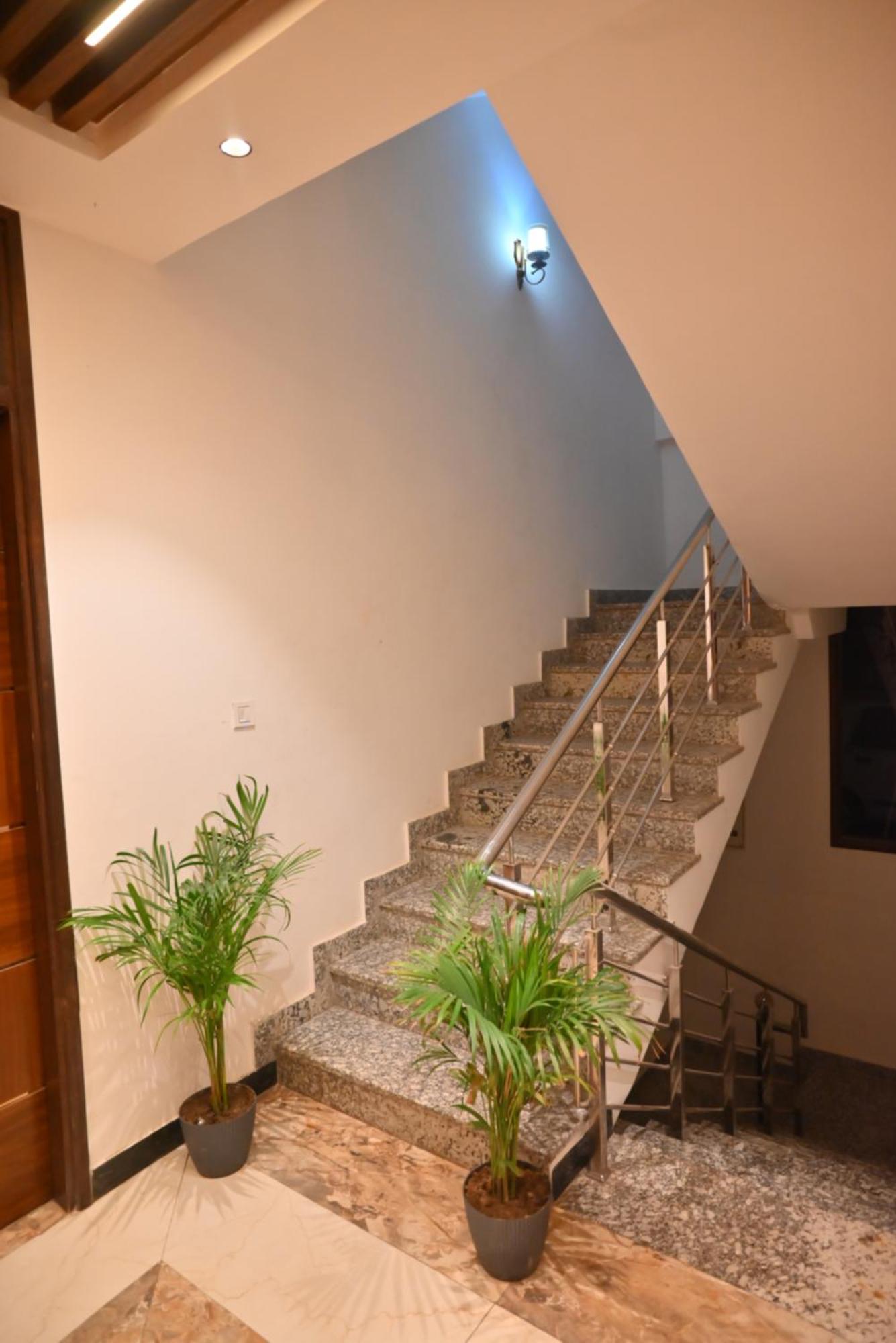 Hotel Lake View Chandigarh Ngoại thất bức ảnh