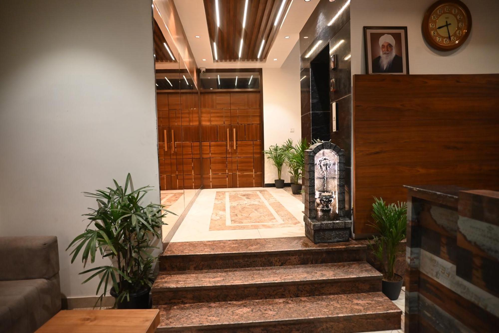 Hotel Lake View Chandigarh Ngoại thất bức ảnh