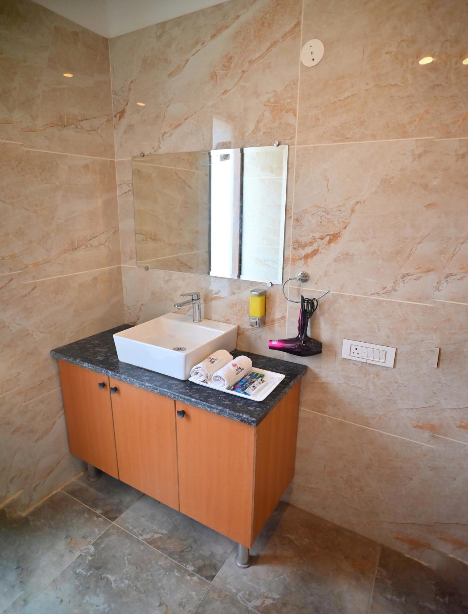 Hotel Lake View Chandigarh Ngoại thất bức ảnh