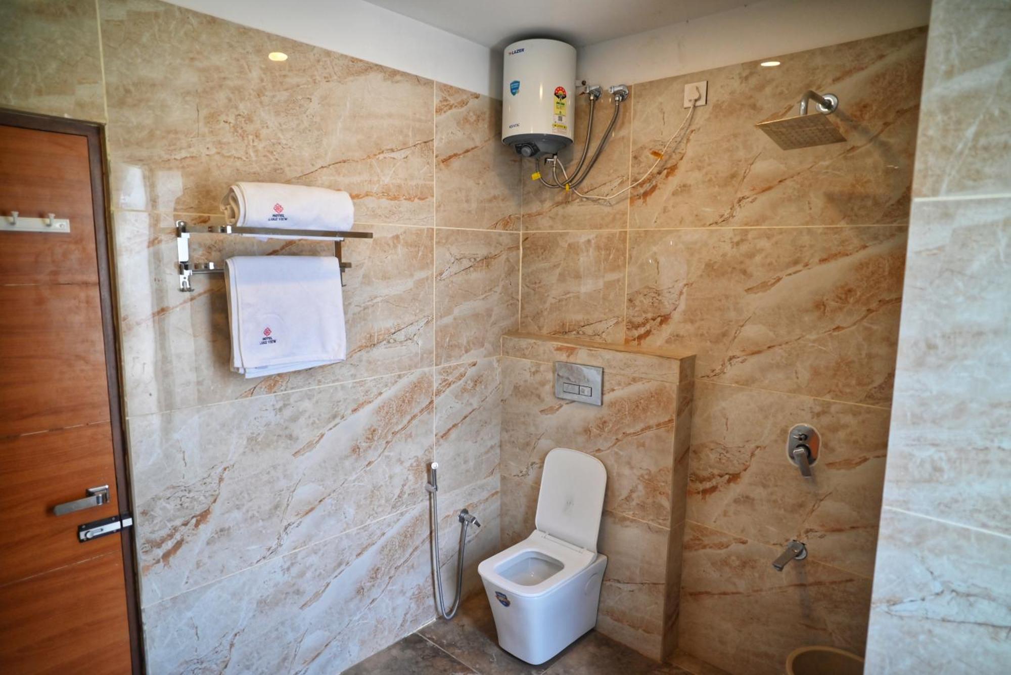 Hotel Lake View Chandigarh Ngoại thất bức ảnh