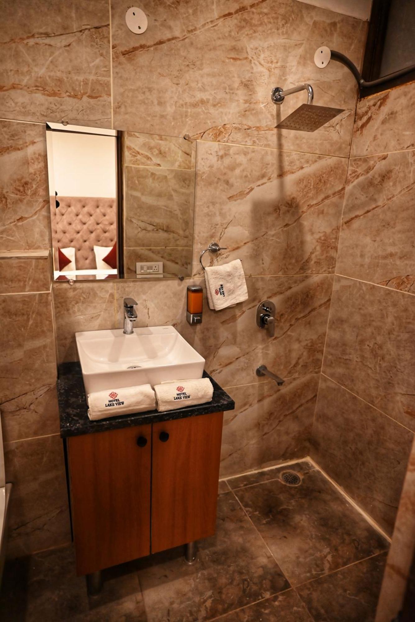 Hotel Lake View Chandigarh Ngoại thất bức ảnh