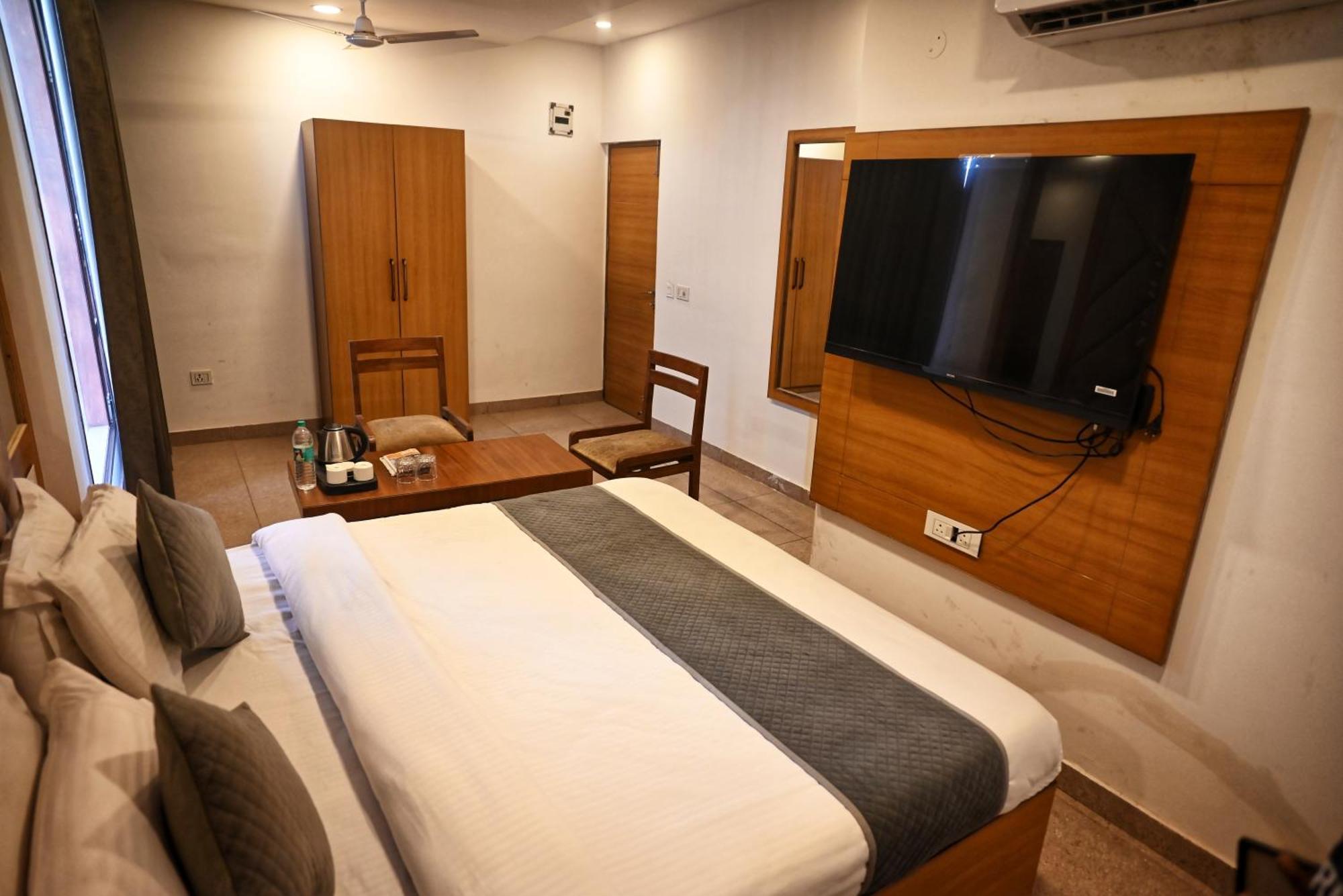 Hotel Lake View Chandigarh Ngoại thất bức ảnh