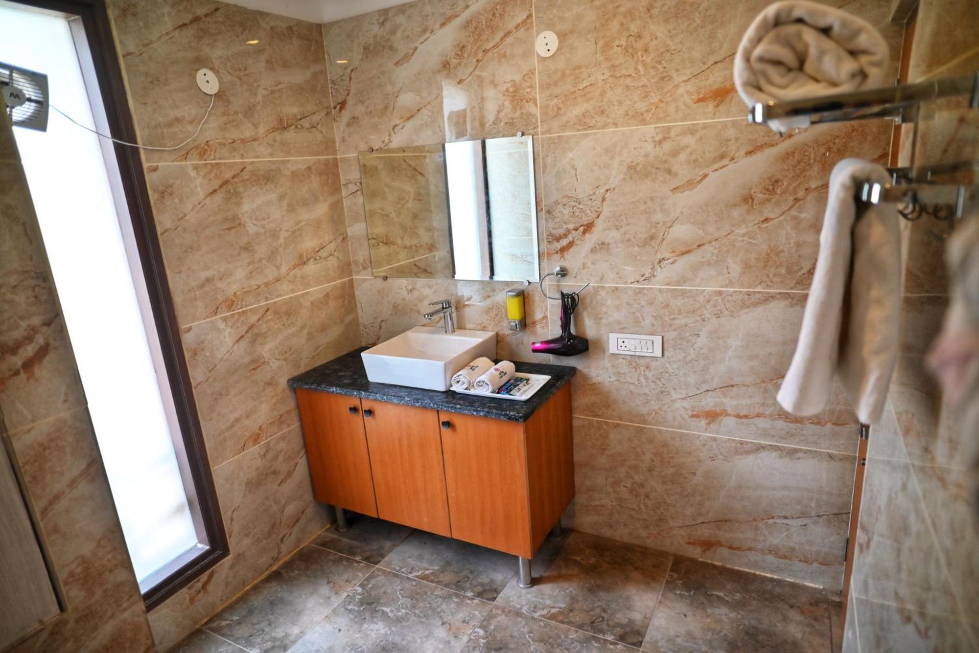 Hotel Lake View Chandigarh Ngoại thất bức ảnh