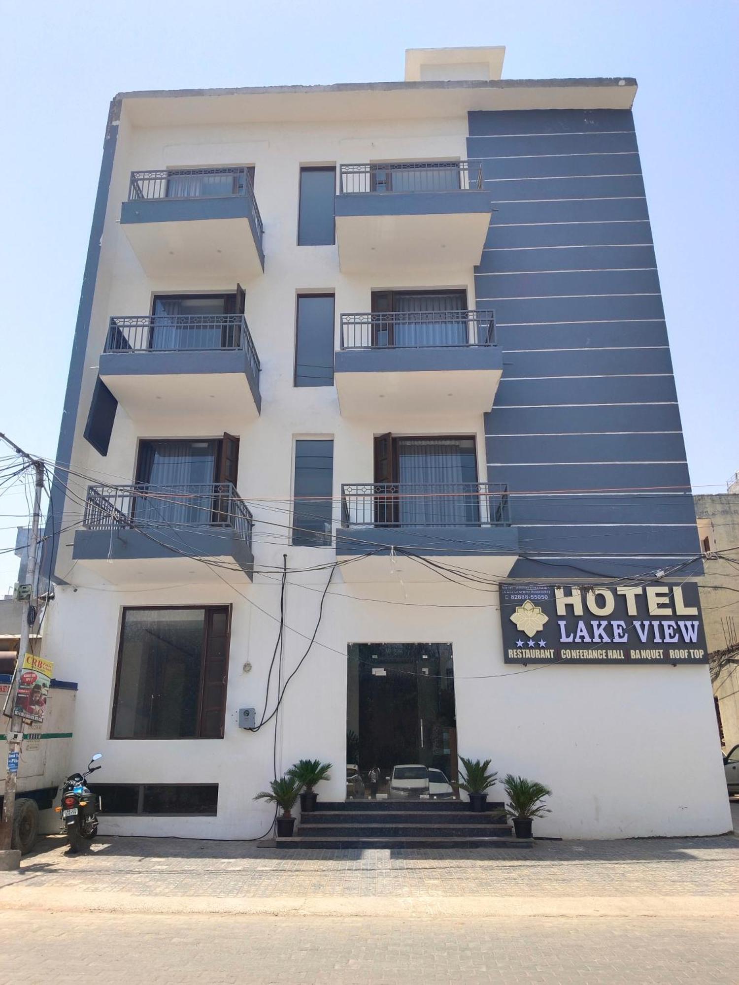 Hotel Lake View Chandigarh Ngoại thất bức ảnh