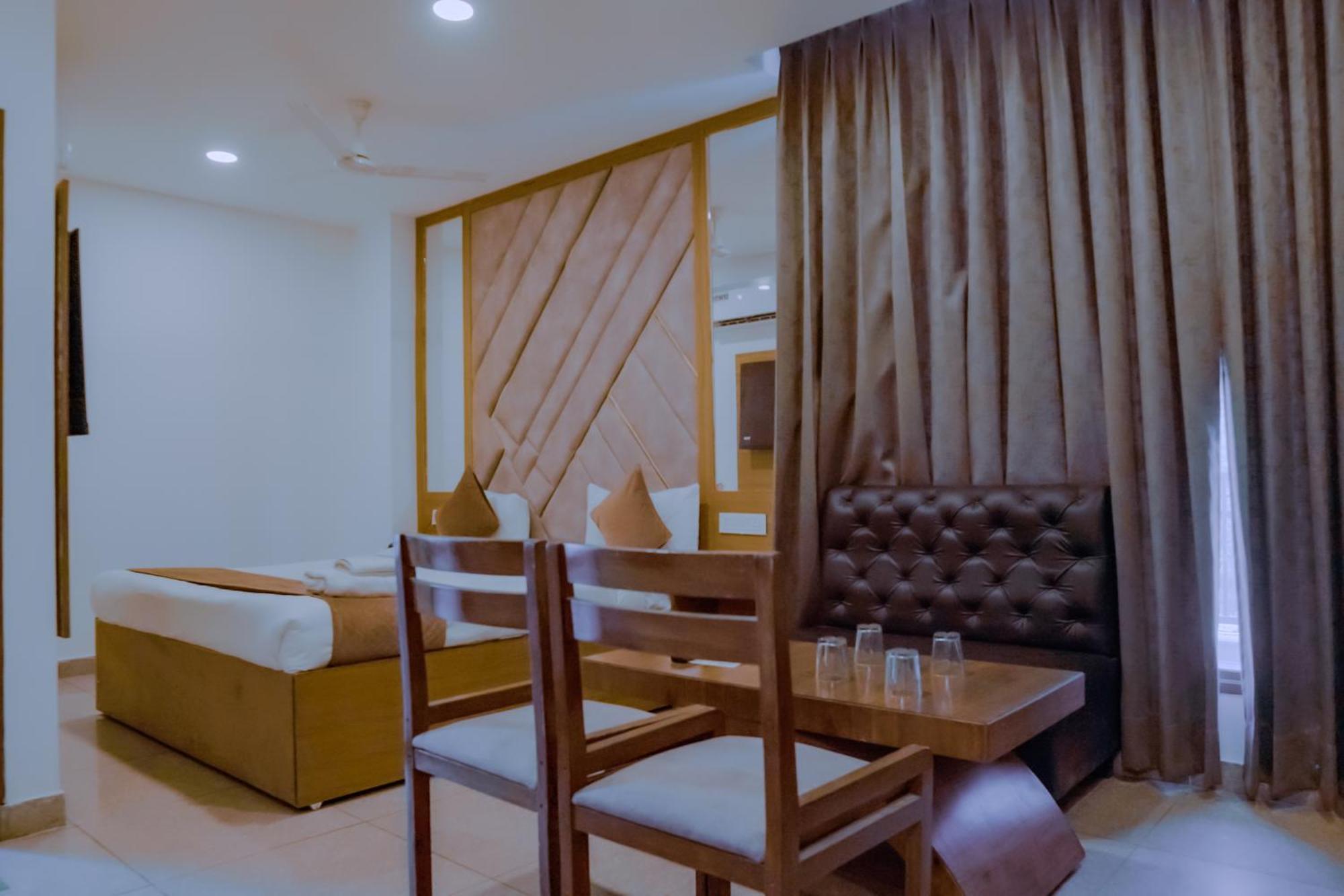 Hotel Lake View Chandigarh Ngoại thất bức ảnh