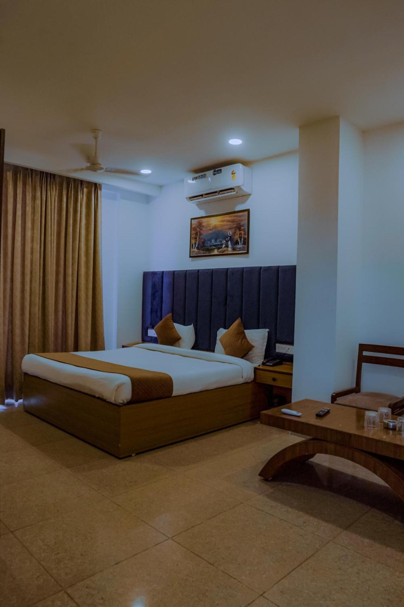 Hotel Lake View Chandigarh Ngoại thất bức ảnh