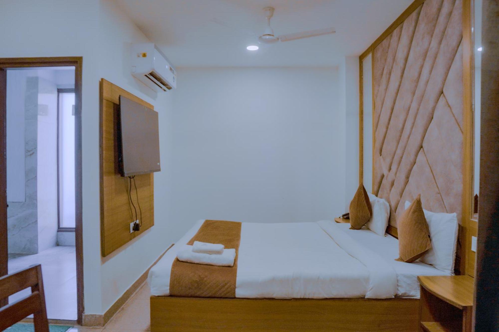 Hotel Lake View Chandigarh Ngoại thất bức ảnh