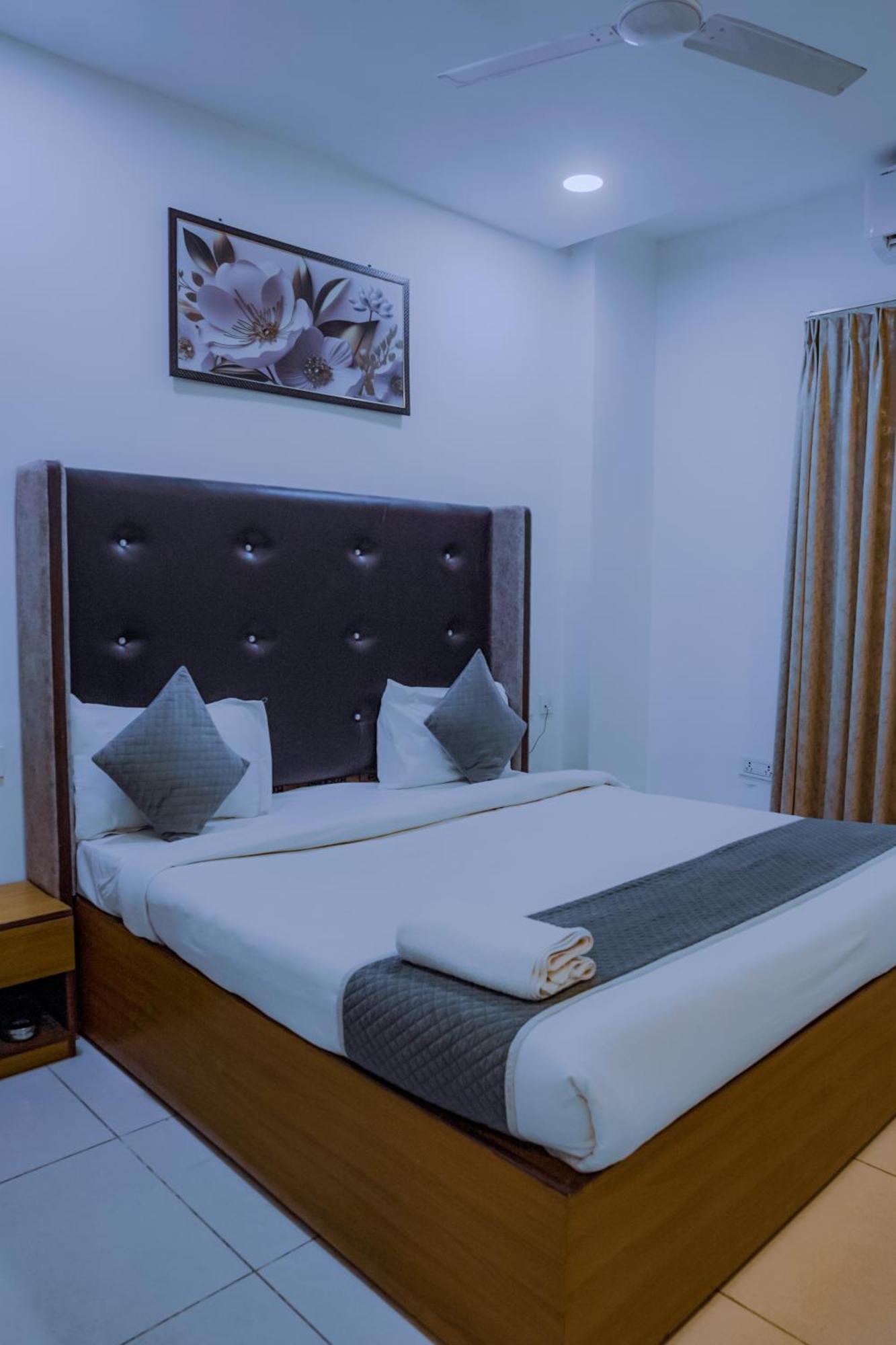 Hotel Lake View Chandigarh Ngoại thất bức ảnh