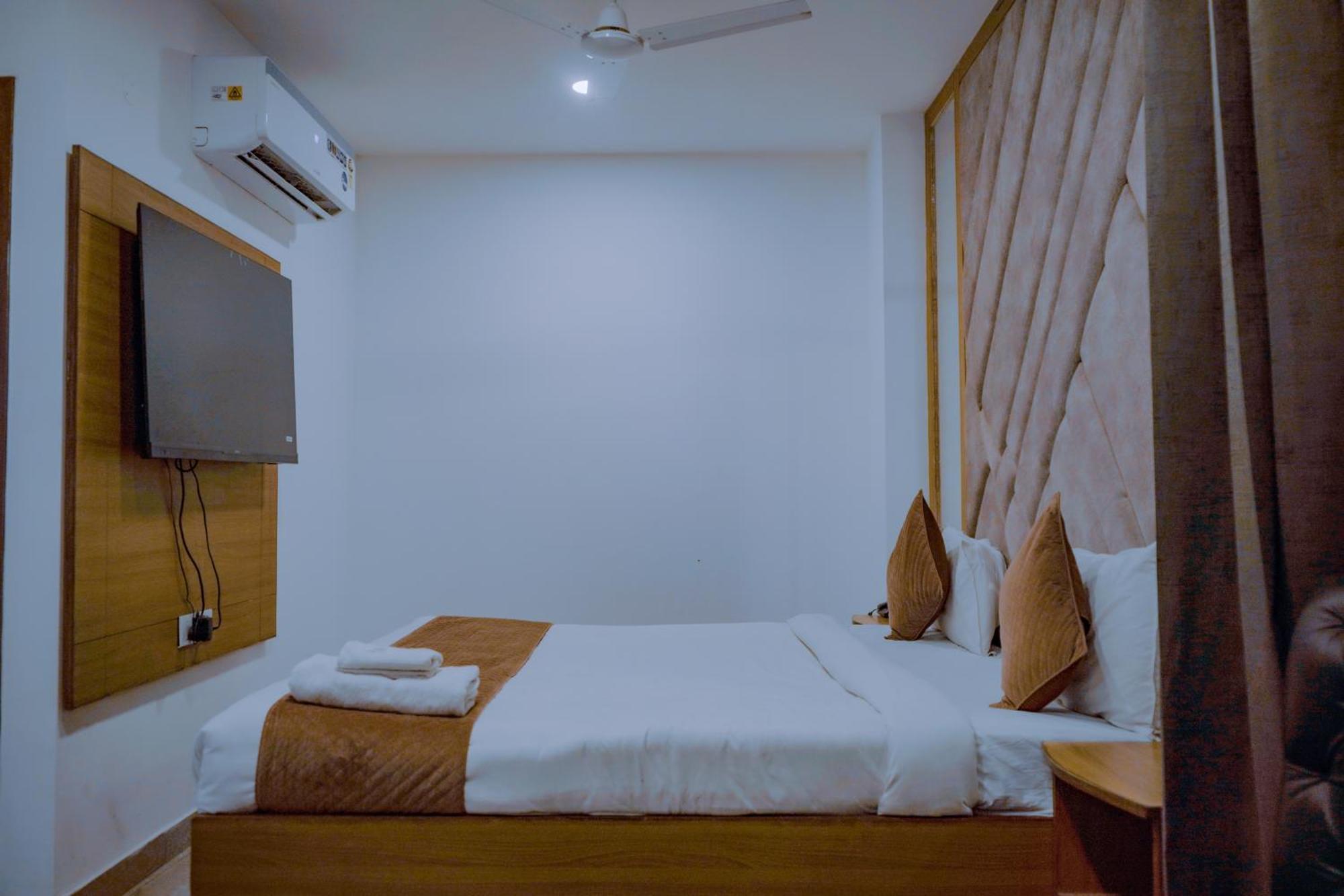 Hotel Lake View Chandigarh Ngoại thất bức ảnh