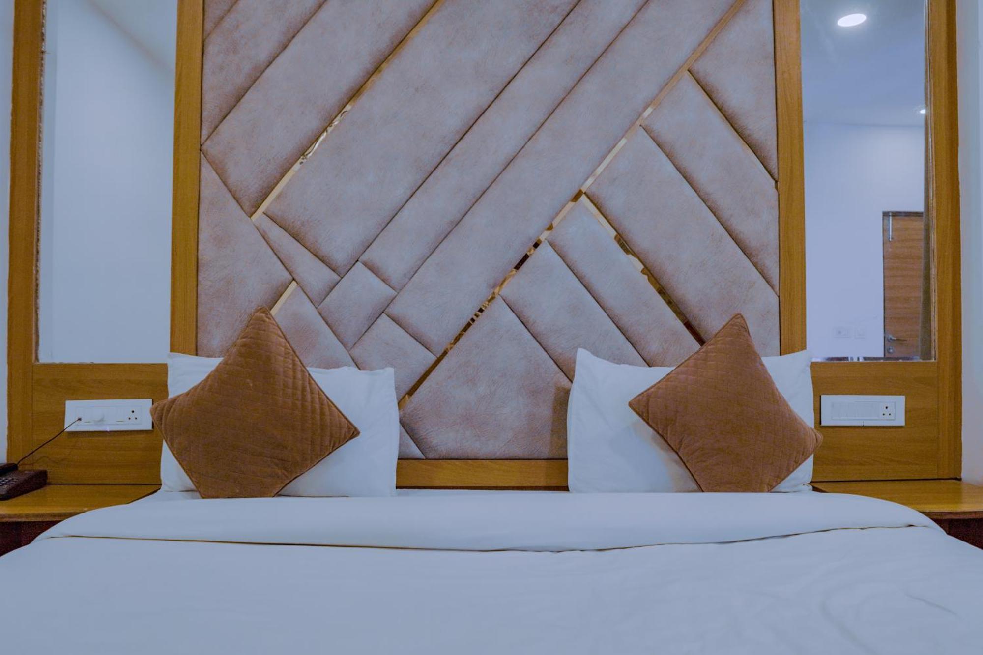 Hotel Lake View Chandigarh Ngoại thất bức ảnh