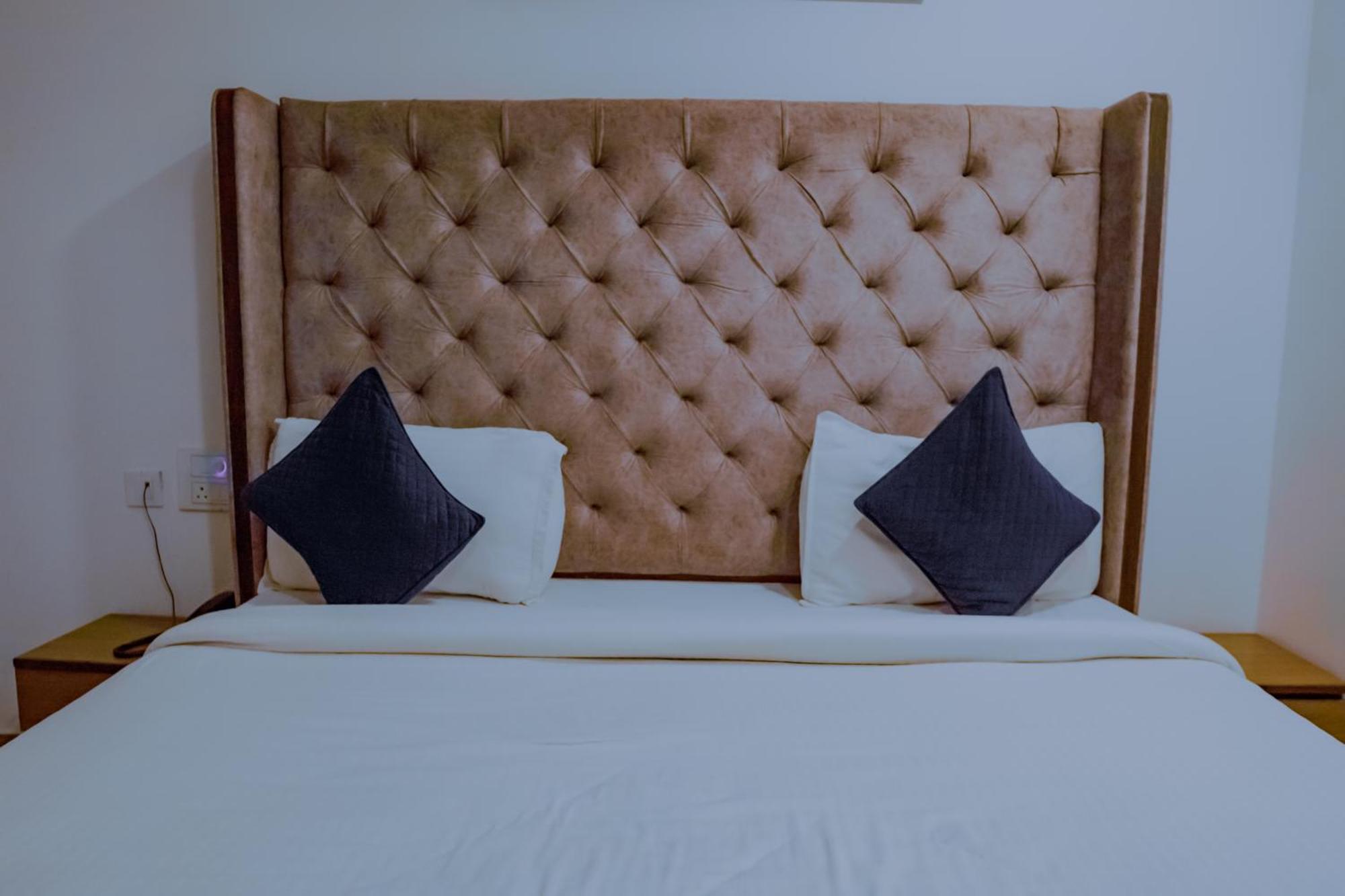 Hotel Lake View Chandigarh Ngoại thất bức ảnh