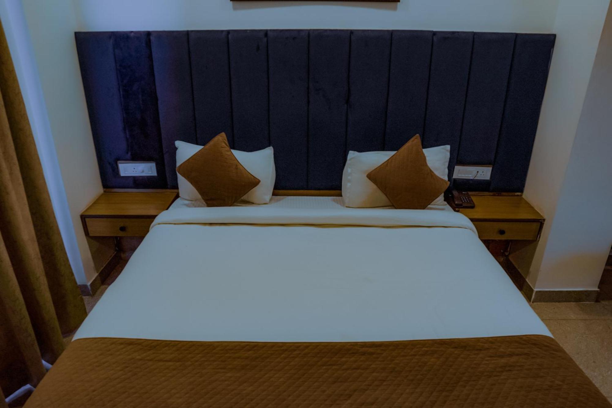 Hotel Lake View Chandigarh Ngoại thất bức ảnh