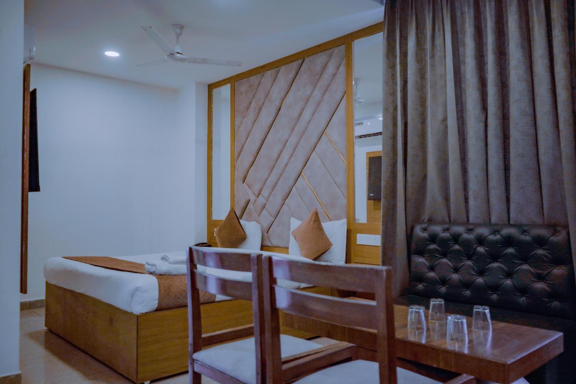 Hotel Lake View Chandigarh Ngoại thất bức ảnh